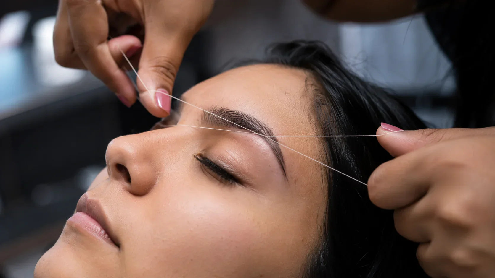 Épilation des sourcils au fil : technique, bénéfices et points de vigilance pour professionnels