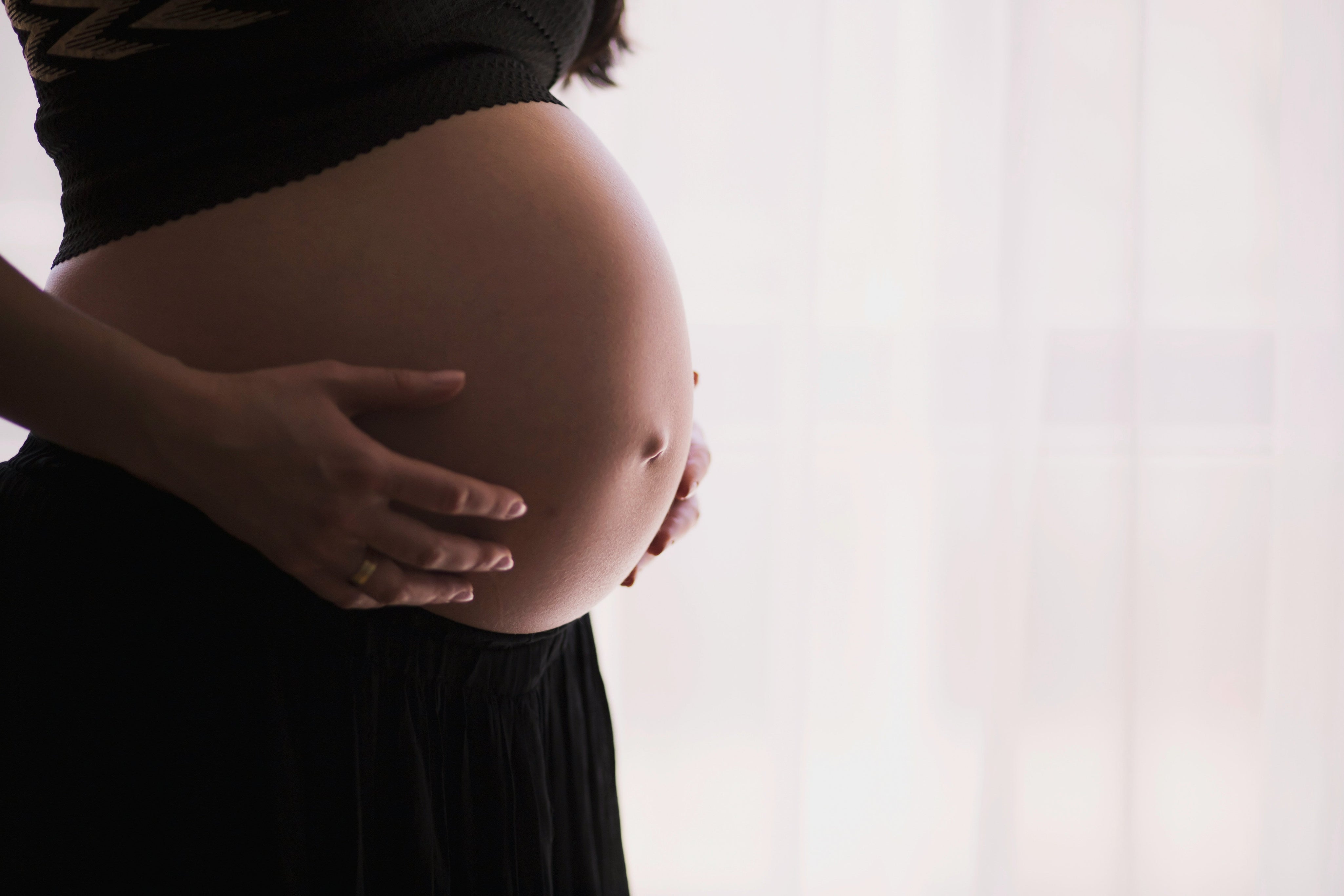 Extensions de cils et grossesse : guide complet pour esthéticiennes